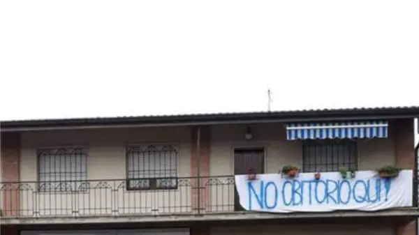 Lo striscione dei residenti contro la Casa del commiato