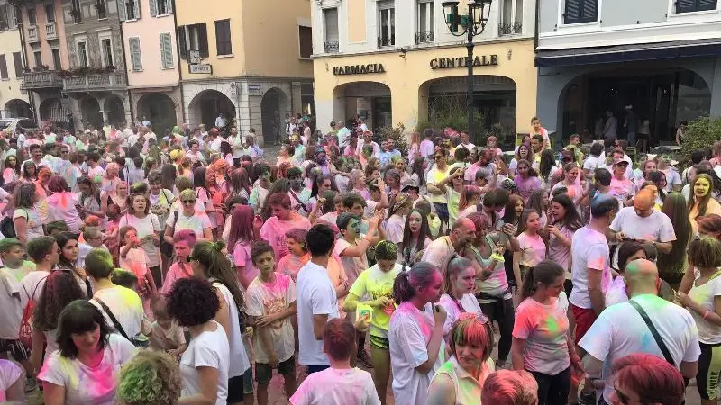 Color Run, in mille al via tra... mille colori