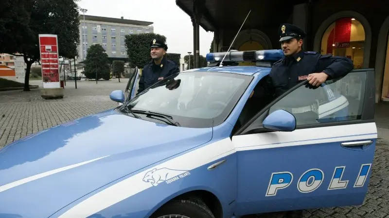 Agenti durante un controllo in Stazione