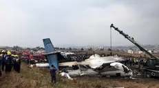 L'aereo distrutto dopo l'incidente - Foto Ansa/Epa Narendra Shrestha