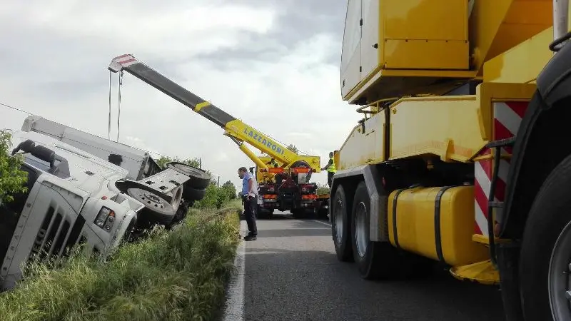 Tir si ribalta, bobine d'acciaio disperse in carreggiata