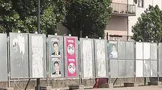 I primi manifesti sui cartelloni elettorali