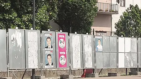 I primi manifesti sui cartelloni elettorali