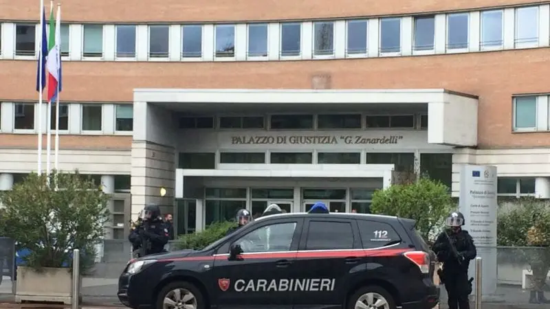 Carabinieri schierati fuori dal Tribunale - Foto © www.giornaledibrescia.it