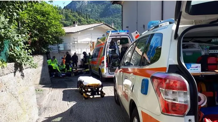 Le operazioni di soccorso in via Penella - Foto Valsabbiamews