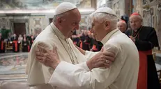 Il Papa emerito Benedetto XVI e Papa Francesco insieme © www.giornaledibrescia.it