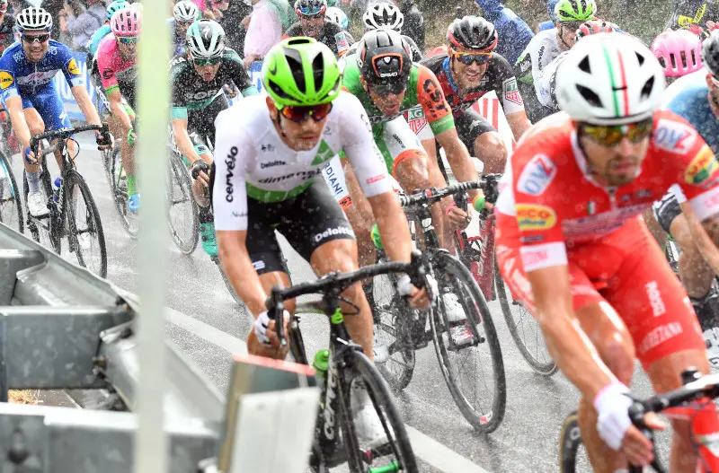 Giro d'Italia, l'arrivo a Iseo sotto la pioggia