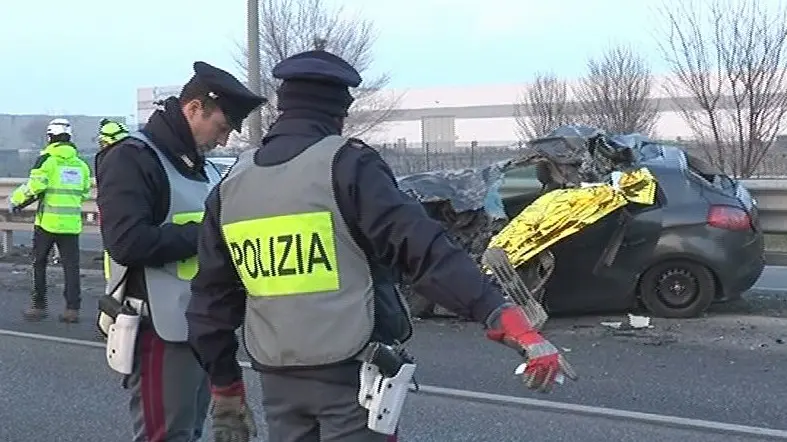 I rilievi. Uomini della Polizia sul luogo dell’incidente