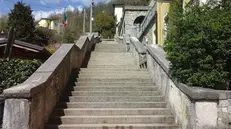 La scalinata. Domina piazza Trieste ed è tra i simboli del paese