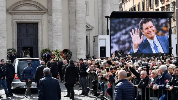 Folla ai funerali di Frizzi