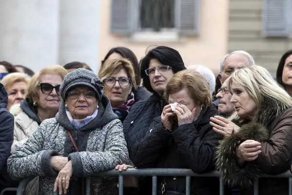Folla ai funerali di Frizzi