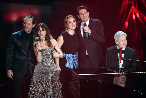 Un coro di attori sul palco del Festival