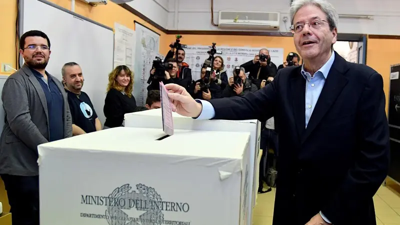 Paolo Gentiloni al seggio Foto Ansa  © www.giornaledibrescia.it