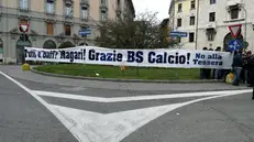 Lo striscione apparso sotto la sede del Brescia Calcio - © www.giornaledibrescia.it