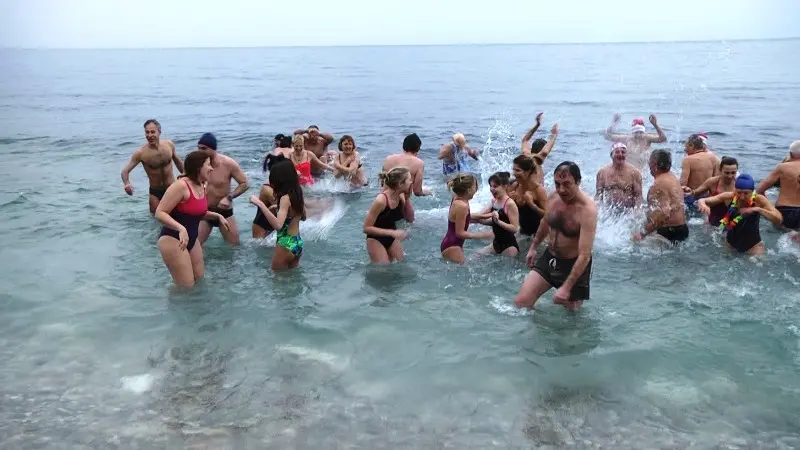 Tuffo augurale per il Primo dell'anno a Villa di Gargnano