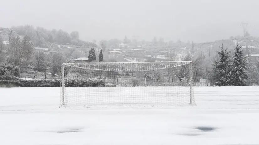 La neve imbianca i campi di calcio - © www.giornaledibrescia.it