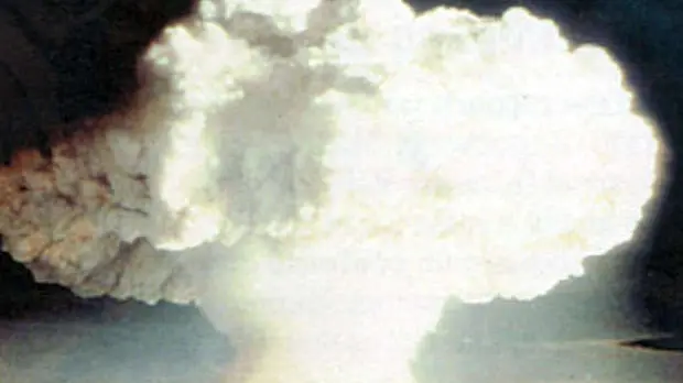 Il caratteristico, gigantesco fungo di una bomba atomica