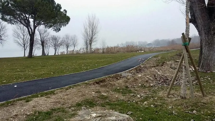 Vicino al lago. Il basamento della passeggiata naturalistica già realizzato a Punta Grò