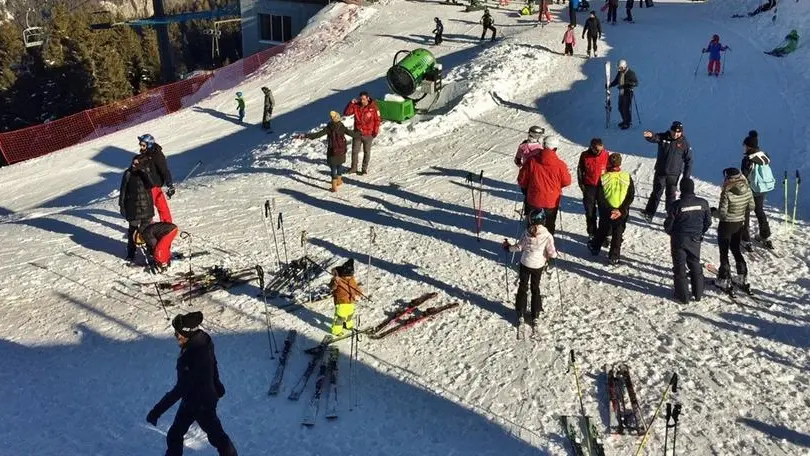 Sulle nevi dell’Altissimo. Sciatori agli impianti di risalita sul Monte Altissimo