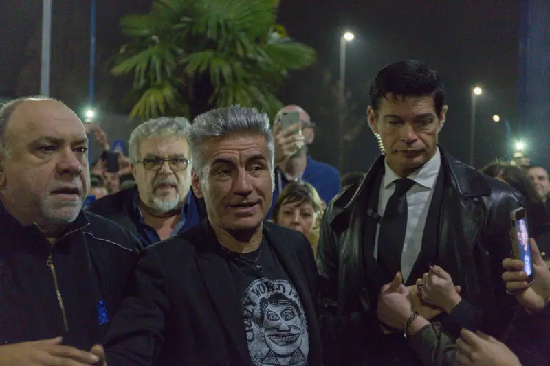 Ligabue saluta i fan al cinema di via Sorbanella in città