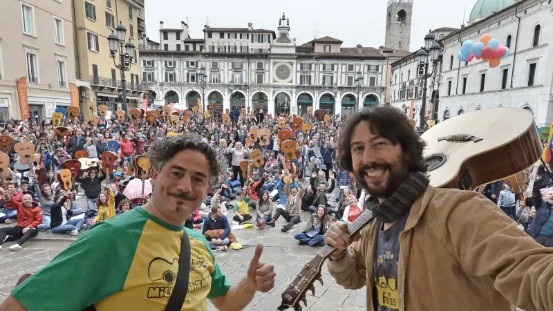 Mille chitarre: in piazza con la pioggia
