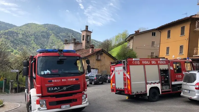 Collio, trattore si ribalta e schiaccia un giovane