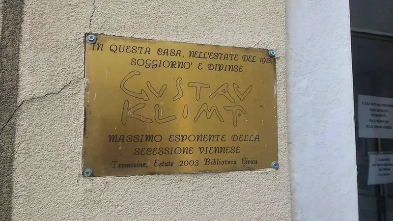 La targa che commemora il passaggio di Klimt sul Garda