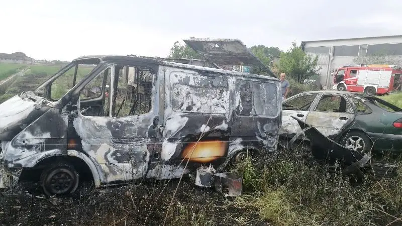 Rogo a Ghedi, in fiamme più veicoli