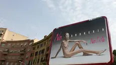 Un manifesto di Oliviero Toscani della campagna-choc contro l'anoressia - Foto Ansa