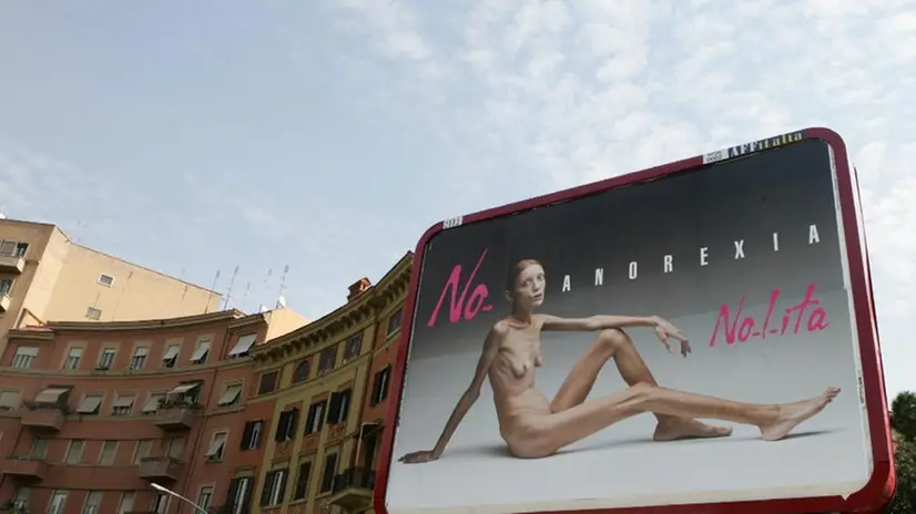 Un manifesto di Oliviero Toscani della campagna-choc contro l'anoressia - Foto Ansa
