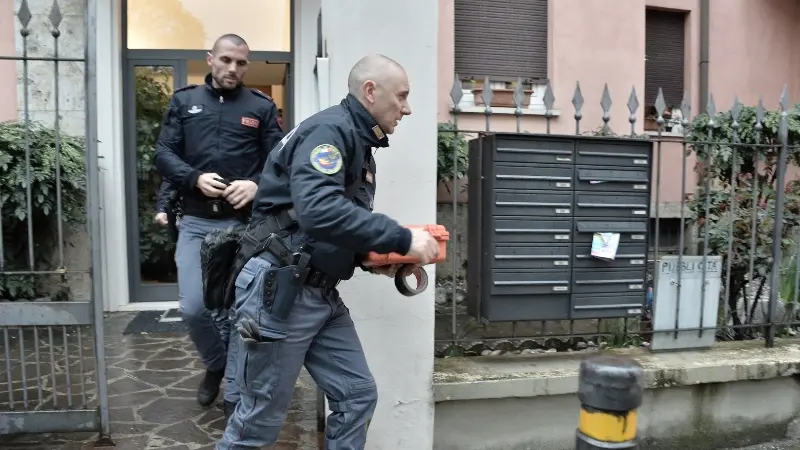 In cantina rispunta la vecchia bomba a mano, scatta l'allarme