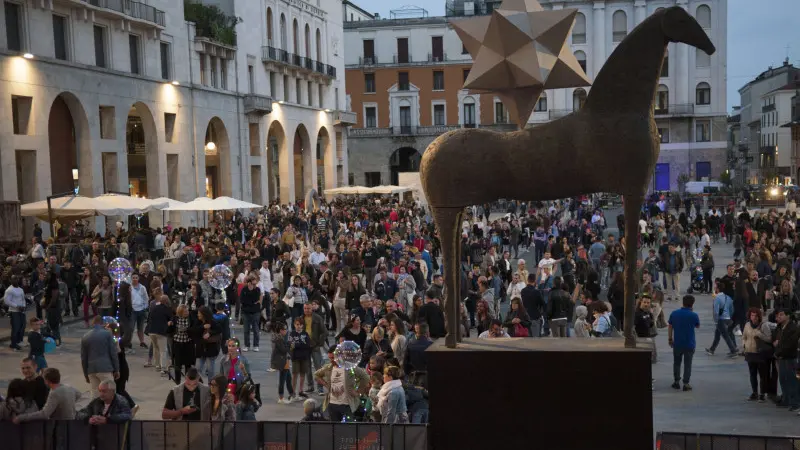 La folla in città
