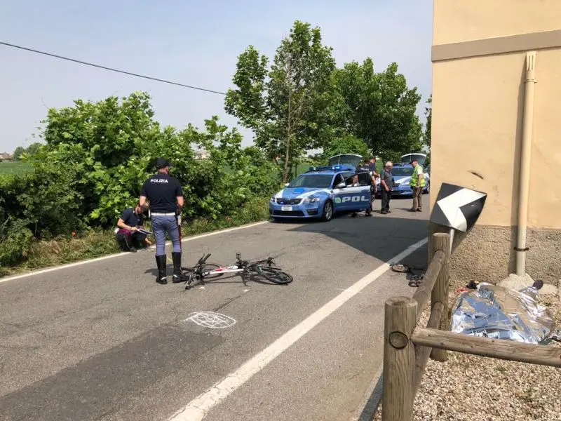 Corzano, auto travolge ciclista: muore 59enne