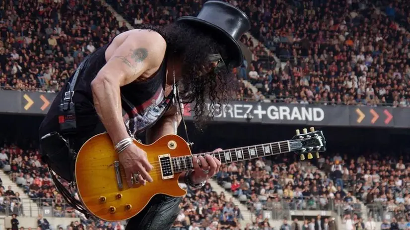 Slash, chitarrista dei Guns 'n' Roses, con la sua Gibson Les Paul