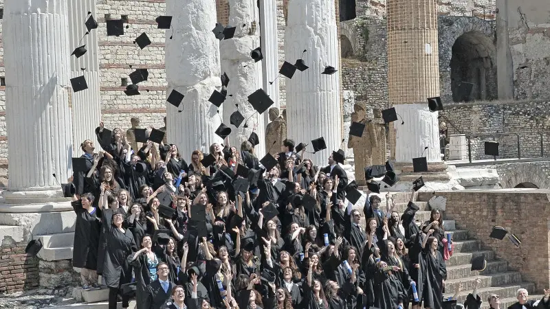 UniCatt, proclamazione e lancio dei tocchi per cento laureati