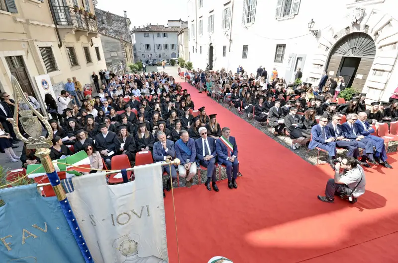 UniCatt, proclamazione e lancio dei tocchi per cento laureati