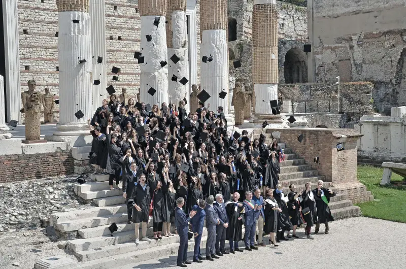 UniCatt, proclamazione e lancio dei tocchi per cento laureati