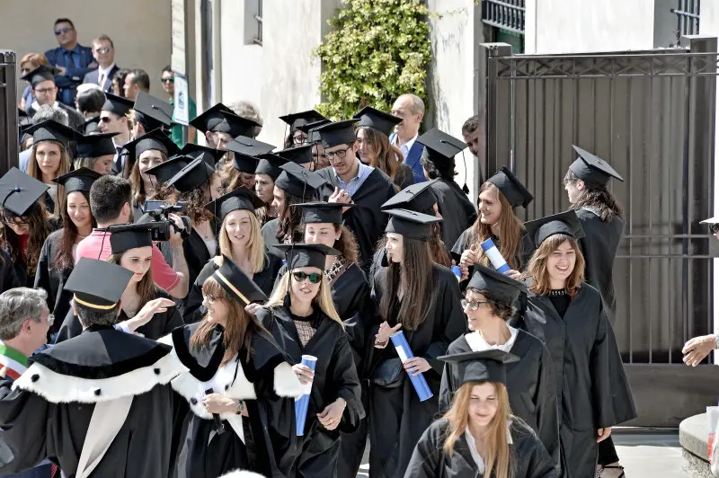 UniCatt, proclamazione e lancio dei tocchi per cento laureati