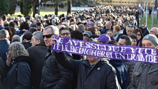 Processione senza fine alla camera ardente di Davide Astori