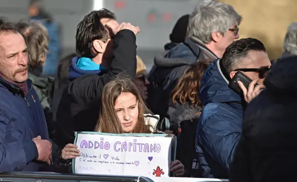 Processione senza fine alla camera ardente di Davide Astori