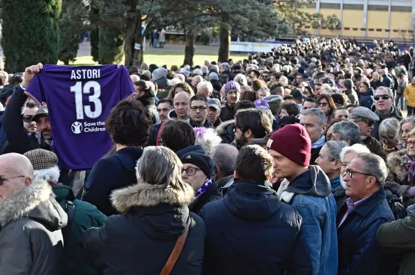 Processione senza fine alla camera ardente di Davide Astori