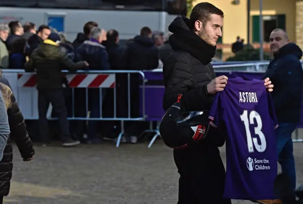 Processione senza fine alla camera ardente di Davide Astori