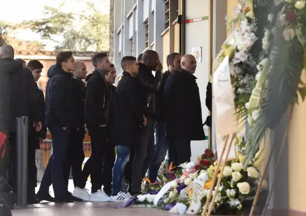 Processione senza fine alla camera ardente di Davide Astori