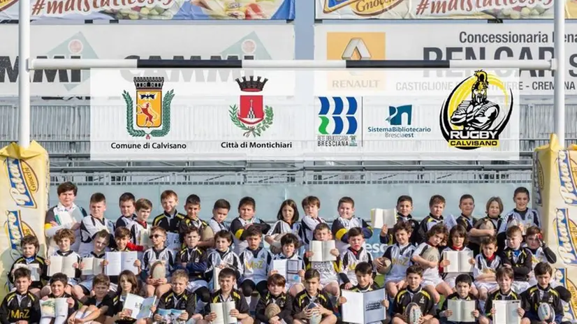Piccoli lettori. I ragazzi del Patarò Calvisano con alcuni libri che verranno donati a Catania