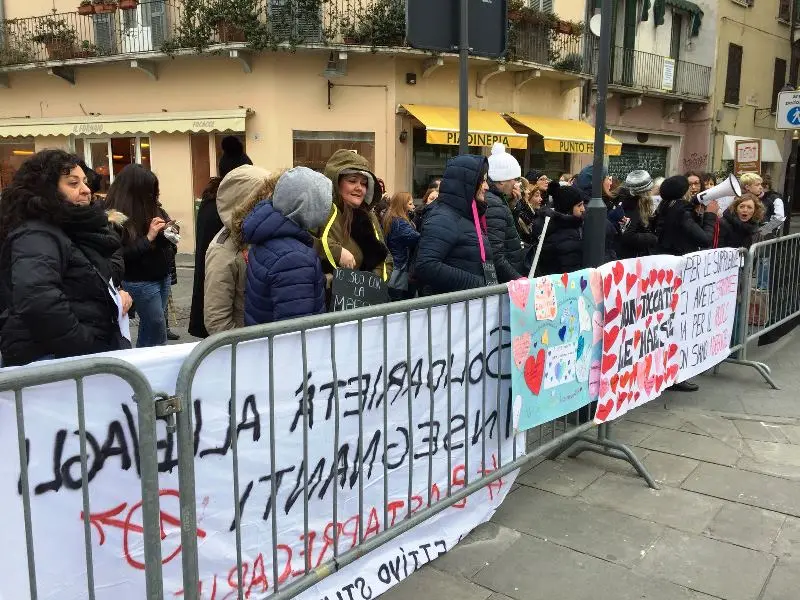 Maestre e maestri in piazza, protesta all'arrivo della ministra Fedeli