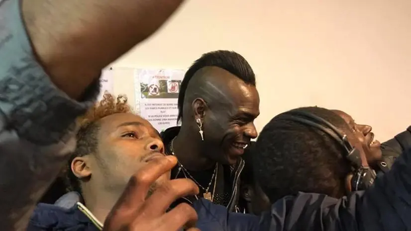 Mario Balotelli tra i ragazzi del Pampuri
