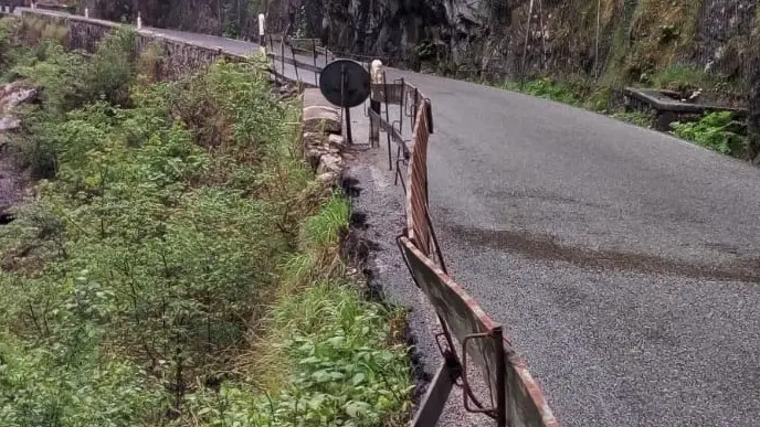 In strada sotto il segno del pericolo: un tratto di via Mala  © www.giornaledibrescia.it