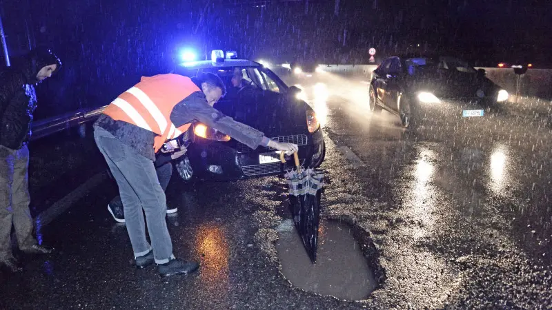 Le auto azzoppate dalla buca sulla Sp19