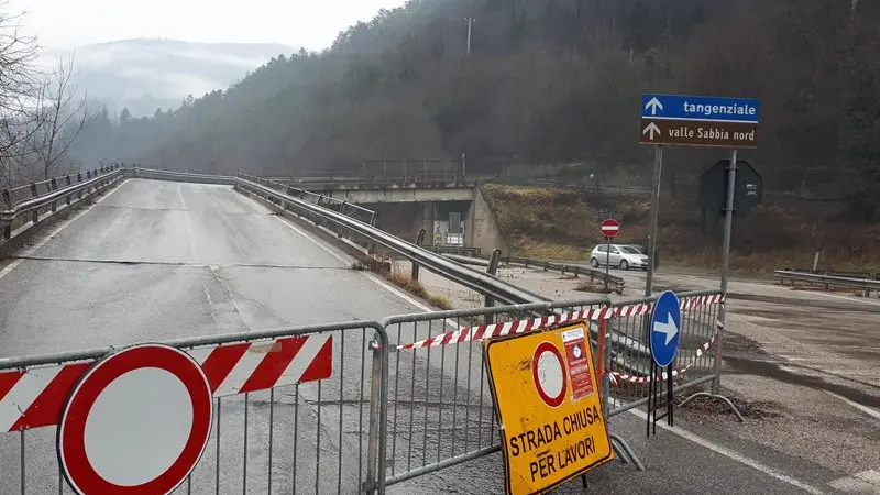 Il cavalcavia della Falck lesionato e inagibile