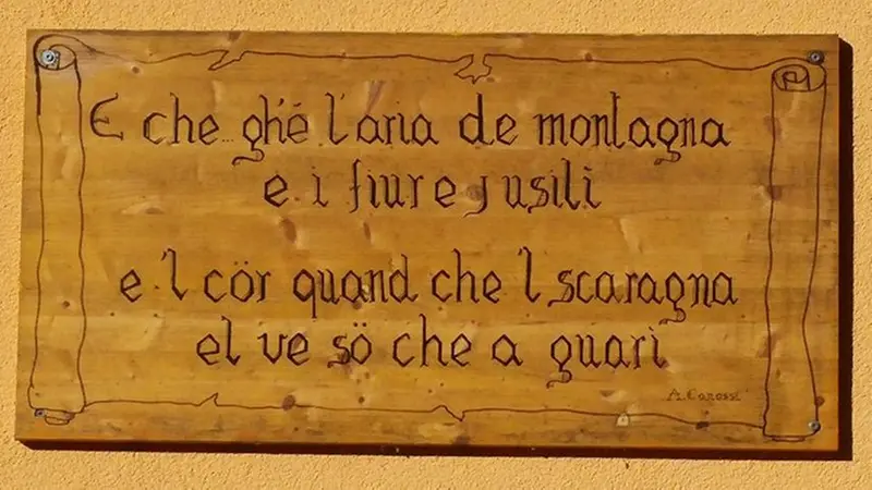 Alcuni versi di Canossi su una targa a Graticelle  © www.giornaledibrescia.it